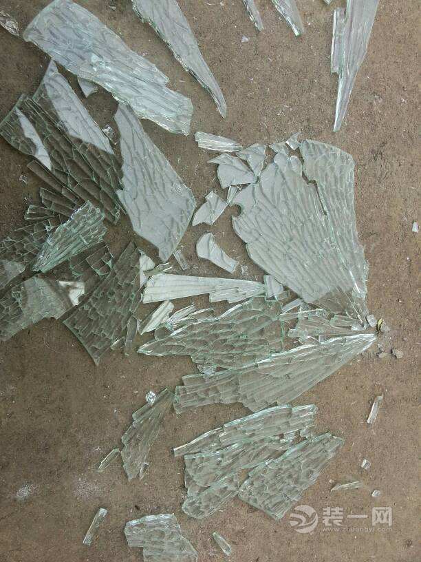昆明一小区墙砖掉落砸玻璃 开发商以装修工回家应付