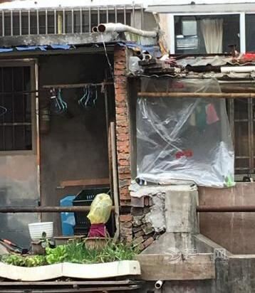 上海一违章建筑装修成民房 直排污水遭周围居民举报