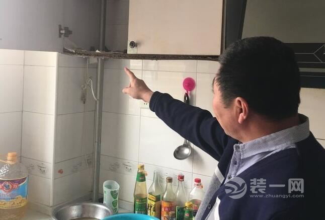 一连七天都在滴水 楼上漏水北京业主家厨房装修被泡