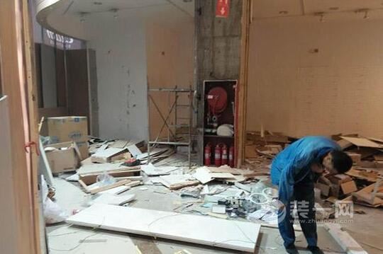 某小区楼前装修垃圾堆放 北京业主投诉要求尽快处理