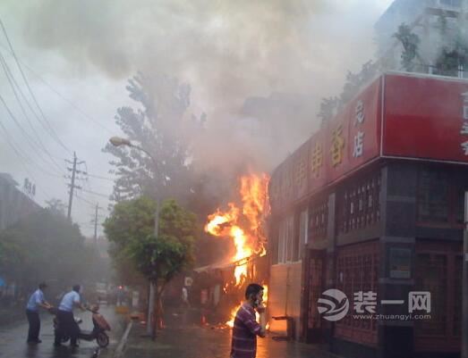 北京某小区疑似因烟花导致火灾 两户居民装修受损严重