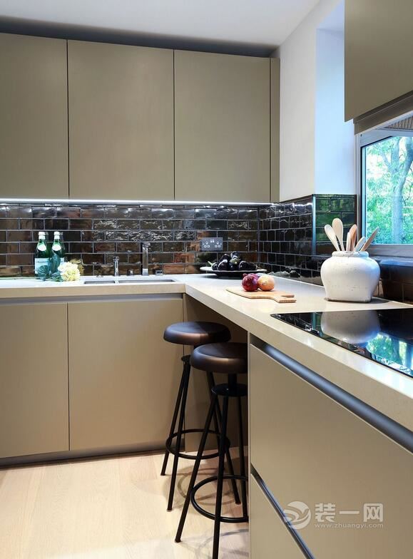 厨房装修效果图大全 广州装饰公司分享小户型设计狭长型厨房装修设计