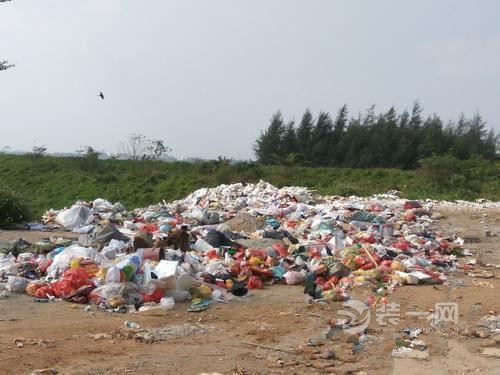 海口住宅楼旁堆满垃圾 业主反映后小区物业及时清理