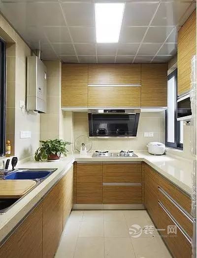 简约原木色风格厨房装修设计效果图