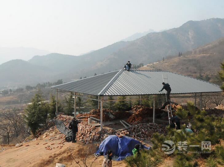 奇葩业主在墓地里建起160平违章房