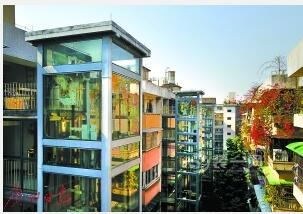 广州旧房加装电梯广重社区最积极 玻璃观光梯一字排开