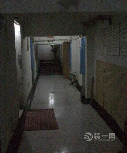 上海一小区地下室出租竟容下33户人 装修简单存隐患