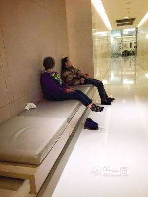 天津购物商场家具展区怪相多 随意脱鞋睡觉不顾旁人