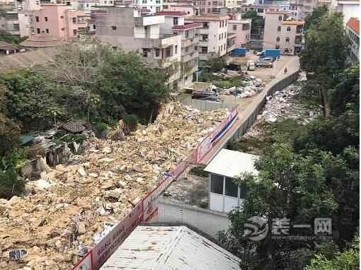 深圳坪山某医院遭垃圾围堵 前有建筑垃圾后有废品堆放