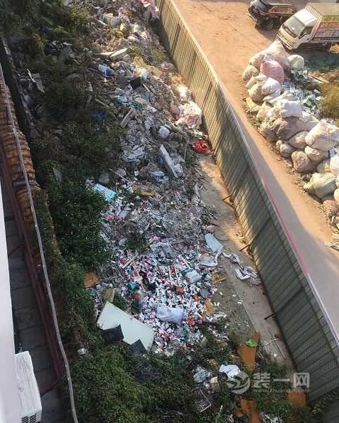 深圳坪山某医院遭垃圾围堵 前有建筑垃圾后有废品堆放