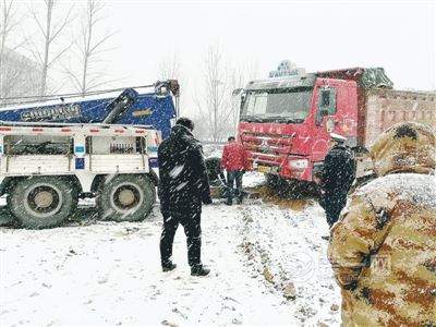 郑州护林员执法被阻 4辆车深夜林区乱倒装修垃圾毁绿