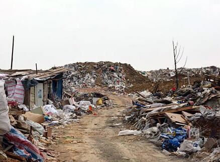 青山湖东园小区物业收取装修垃圾清运费却不处理