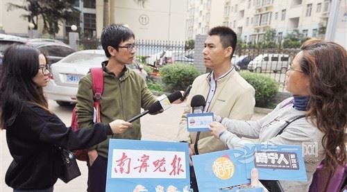 媒体实地调查南宁楼盘 媒体监督团正在采访业主，调查楼盘问题