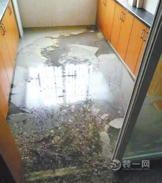 香域半山小区业主家中污水倒灌地板家具全被淹