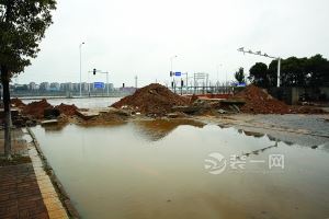 经开区下庄湖路修好了却被土堆挡道