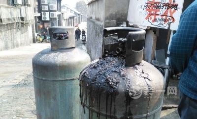 扬州一饭店煤气罐泄漏工作人员刚跑出便起火