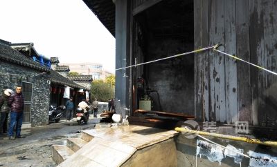 扬州一饭店煤气罐泄漏工作人员刚跑出便起火