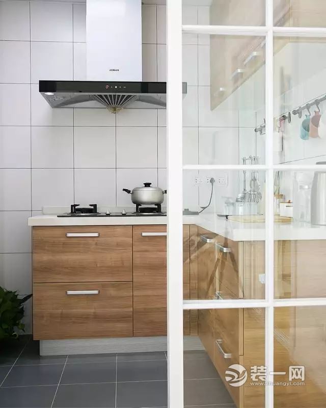 玻璃隔断开放式厨房设计装修效果图