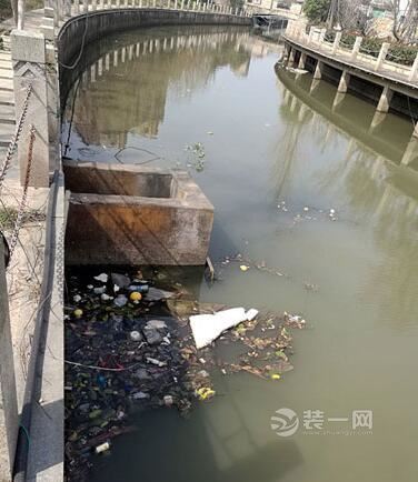 红角洲中央香榭小区门口前水渠成死水