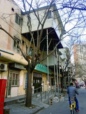 北京某地几根钢管支起违建房 悬空装修引居民担忧