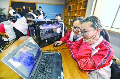 武汉一中学投资40万打造未来教室 学生实现创意设计