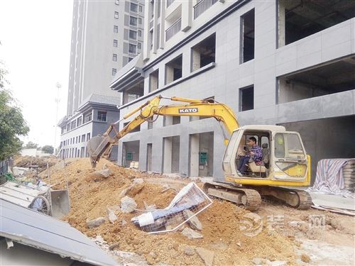 南宁汉军·五象一号工地有工人在操作挖掘机施工