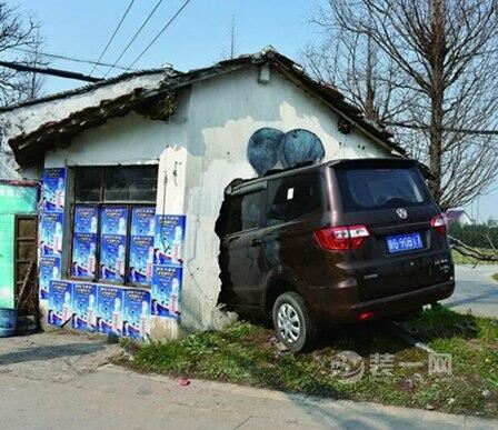 天外飞车闯入上海小卖铺 法国艺术家设计墙面涂鸦被毁