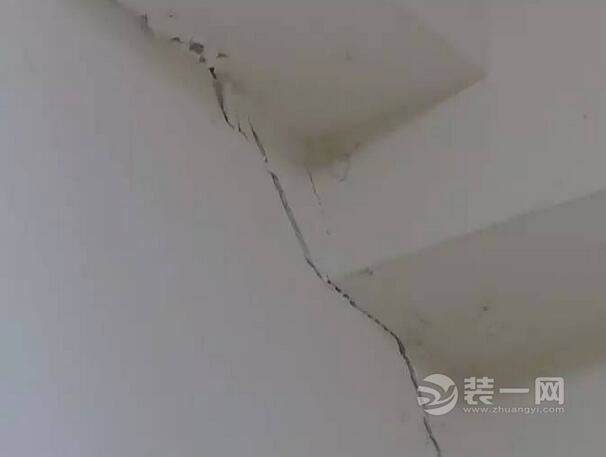 疑因楼上装修楼下墙壁开裂 广州这家人全在客厅打地铺