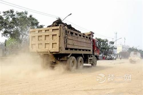 渣土车趁夜偷倒建筑垃圾被查获