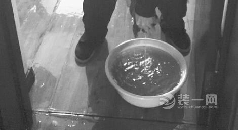 厨房水管仨月爆两次 济南业主家红木家具地板全被泡