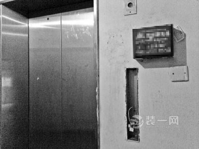苏州某小区电梯口墙体坏了 连控制上下的按键也没了