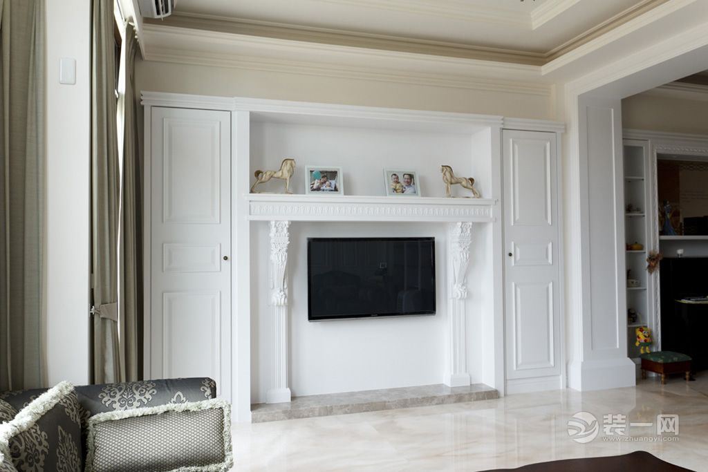 白色简约客厅隐形门电视背景墙设计效果图