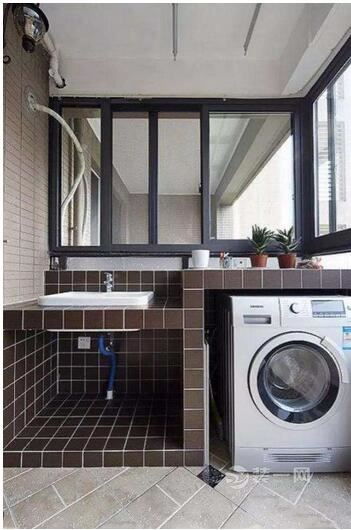 洗衣机放阳台好还是卫生间好 广州装修网洗衣机放阳台效果图