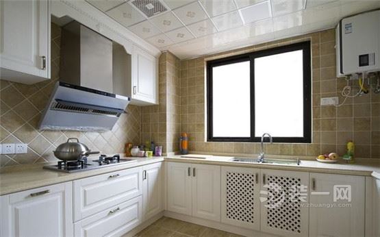 厨房的U型布置，面积较大所以台面空间比较充裕，窗台下是水槽，两侧分别设计为烹饪区与备餐区，很是实用;