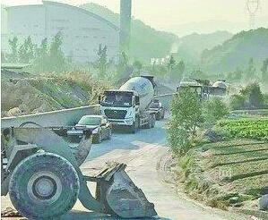 村民承包工程拦截运输车辆