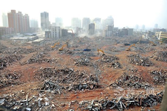 北京某小区装修垃圾到处堆 无人清理居民担心酿火灾
