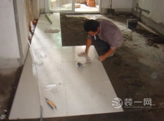 建筑工收入碾白领 贴瓷砖一年能赚20万多少钱一平方？