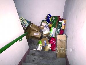 北京某小区居民卧室起火 楼道内堆放旧家具阻碍疏散