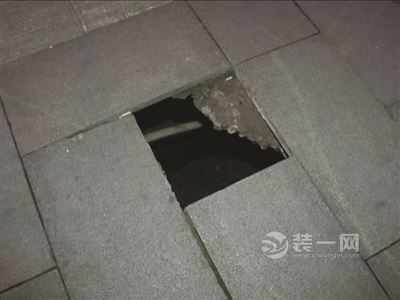 南京江宁区人行道一处地板砖突然塌陷 疑土壤被掏空