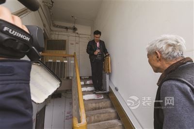 南京鼓楼区一老旧小区82老人自费16万安装"楼道电梯"
