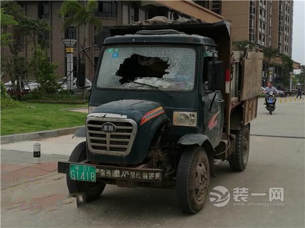 海口一业主运沙装修车遭蒙面人打砸