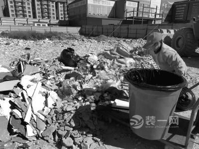 北京某家居广场露天倾倒建筑装修垃圾 拖拉不清理