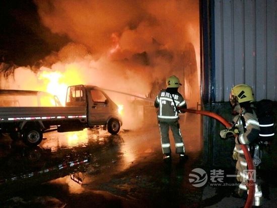 绵阳某汽修厂着火，消防队员正在救火