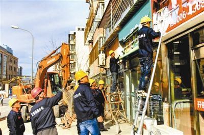 违建商户被拆除 北京某地私搭商铺造成楼体安全隐患