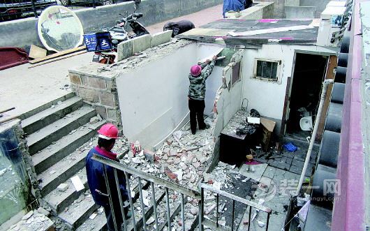 南京路某小区内业主集装箱改旅馆 9处违建已被拆除