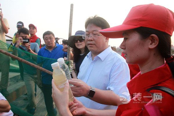 海口市委常委、宣传部部长王忠云与30多位市民评议团一同参观美舍河湿地公园凤翔段