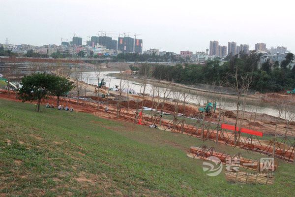 正在装修建设中的海口美舍河湿地公园凤翔段