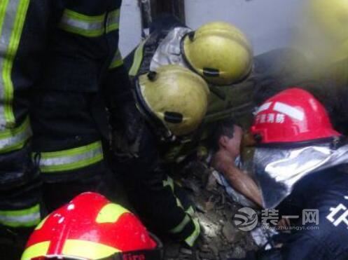 消防人员正在救援一名被困者