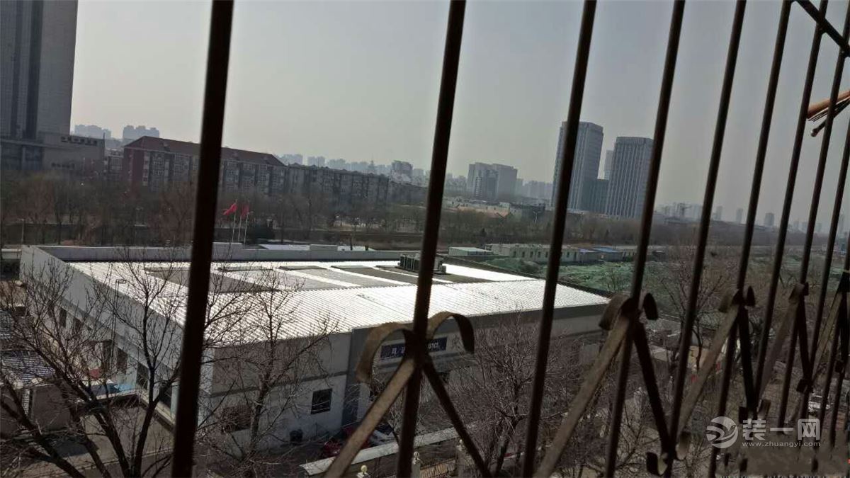 天津某地楼顶装修铺设白色材料反光 对面居民很困扰