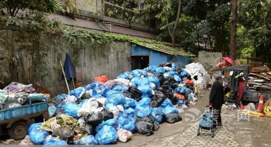 小区生活垃圾无人清运堆积三千吨 成都城管将尽快处理